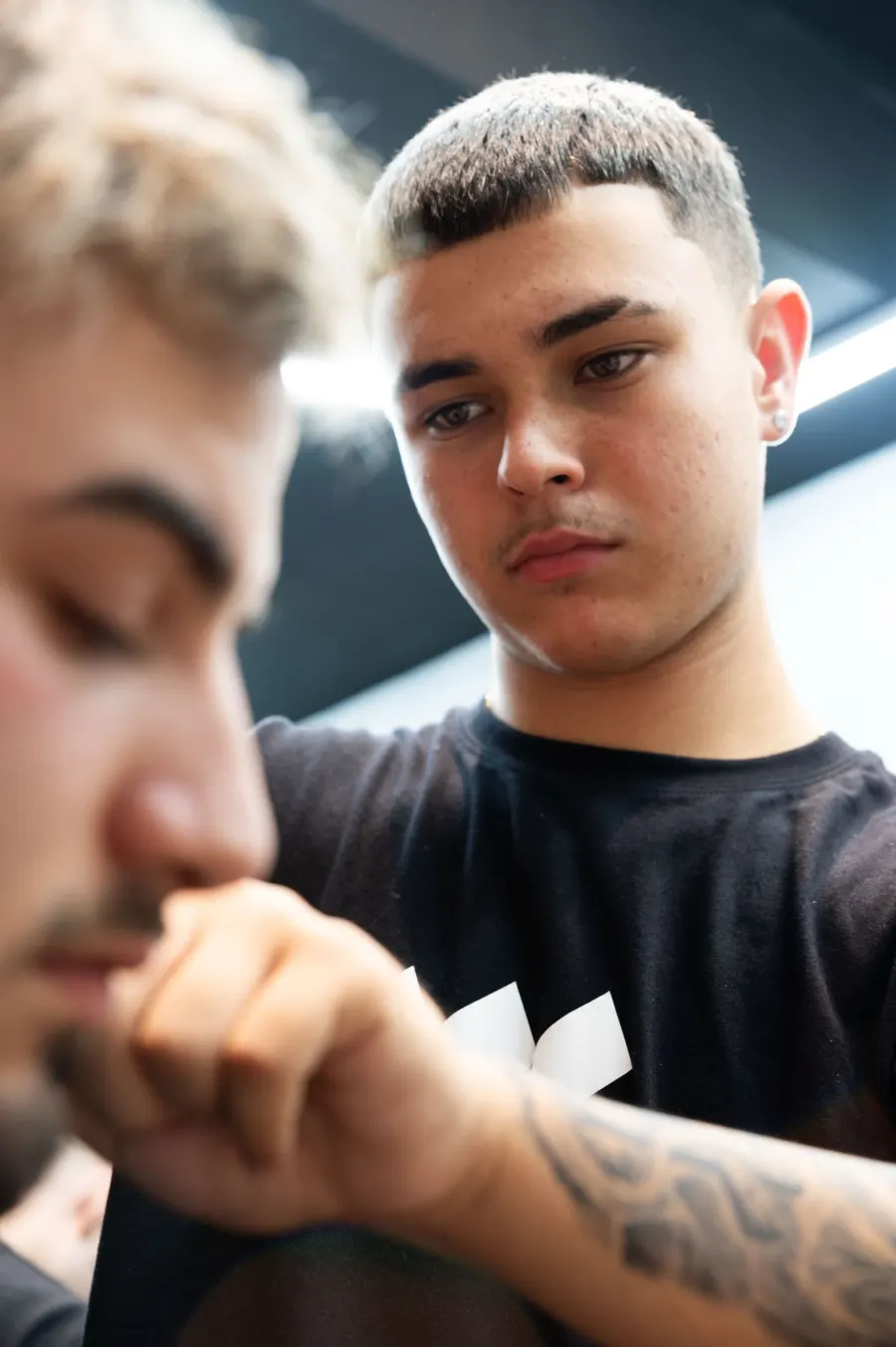Barbero de Santos repasando un degradado en la barbería de Castelldefels