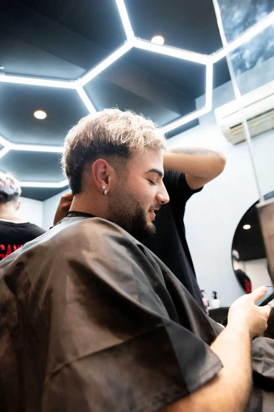 Corte de pelo con tijera en la barbería Santos de Castelldefels