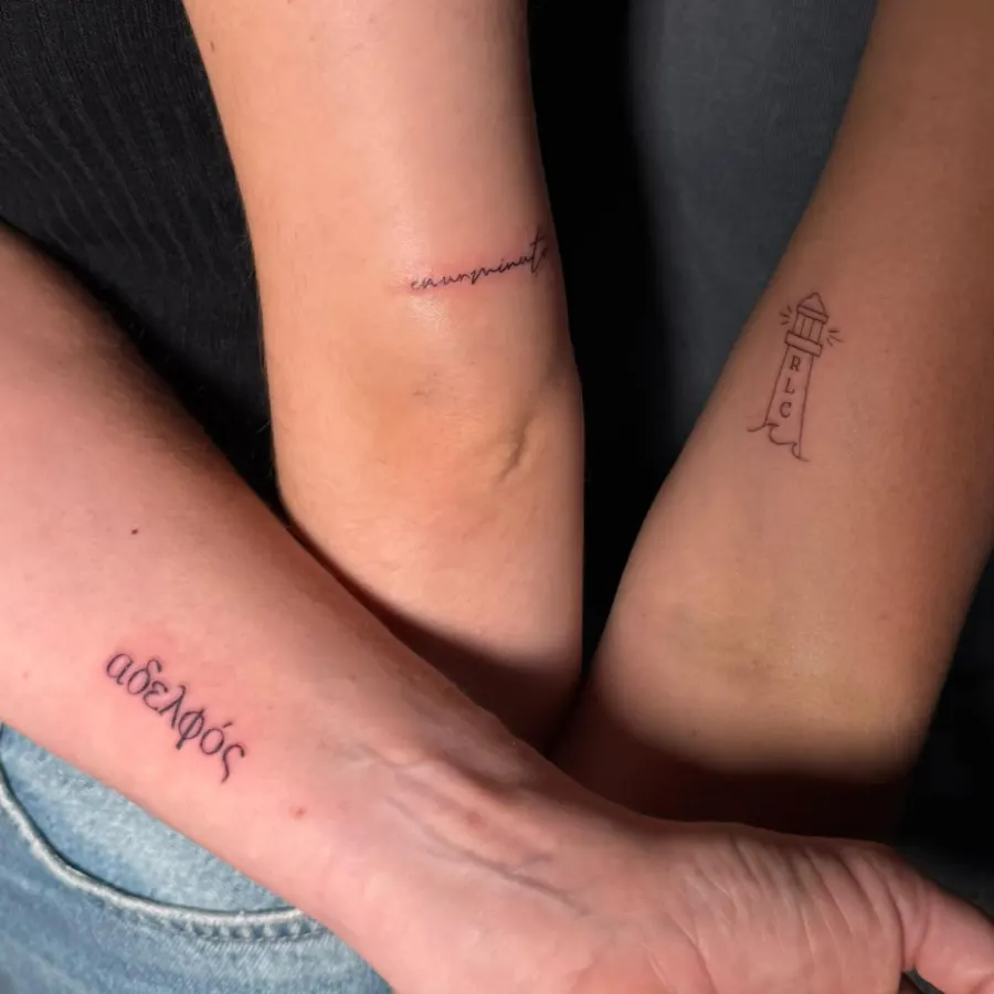 Minitatuajes fineline de letras en las muñecas, hechos en Santos Castelldefels
