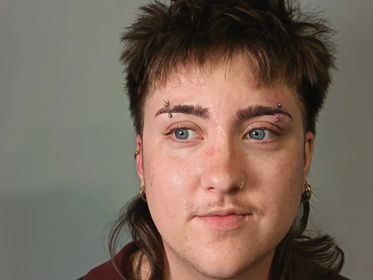 Piercings de ceja, aro en la nariz y aros en las orejas hechos en Santos, Castelldefels