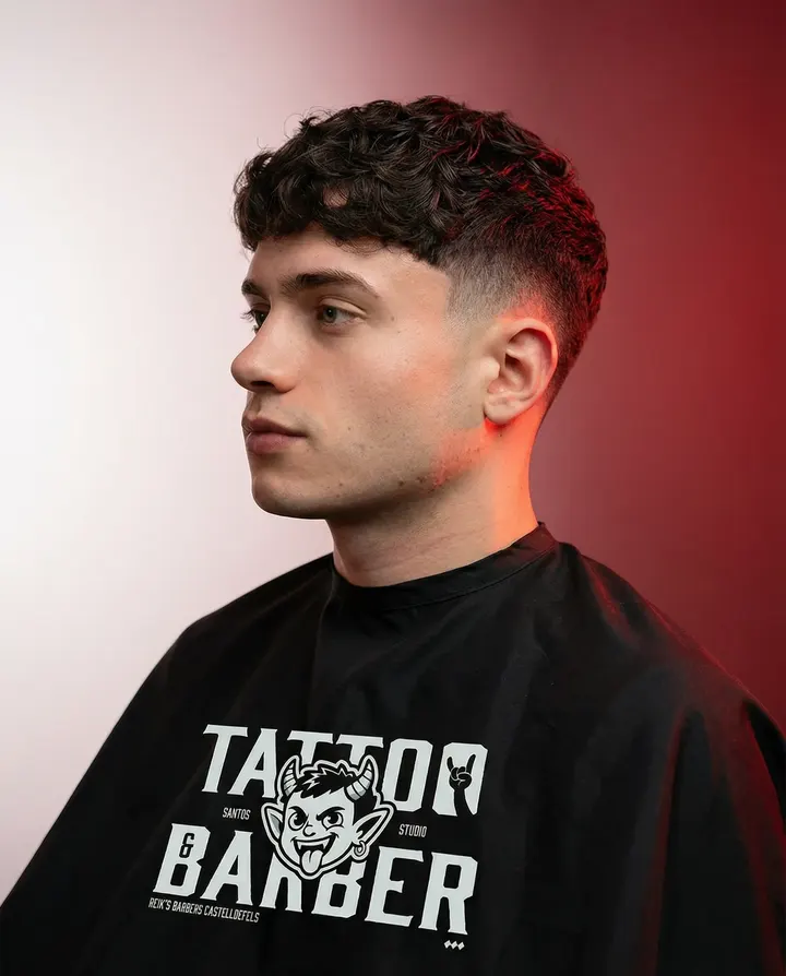 Corte con textura y fade bajo en Santos, barbería de Castelldefels