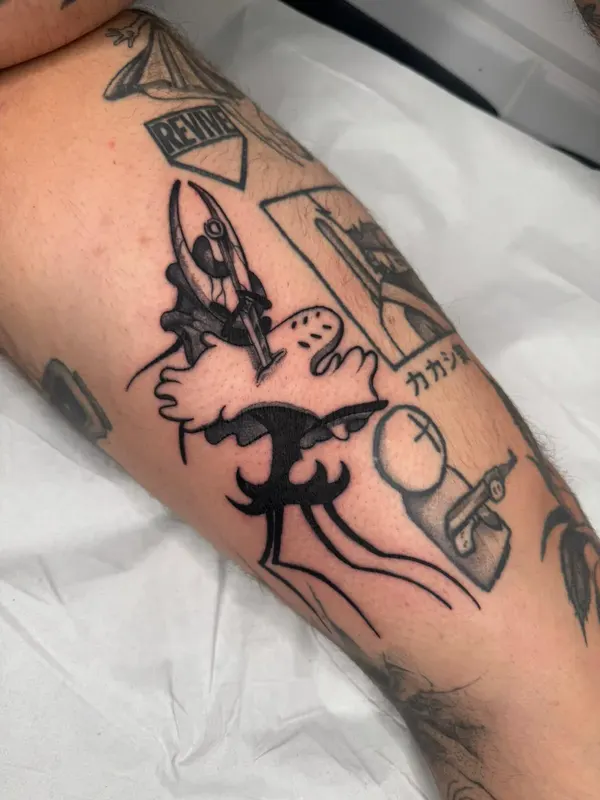 Tatuajes en negro de estilo cómic en el brazo, Santos Castelldefels